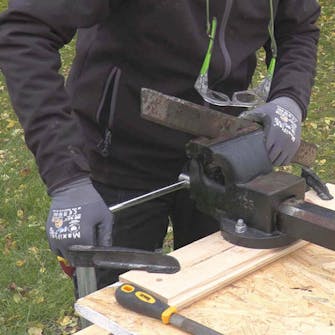 Slipe kniv med vinkelsliper: Spenn kniven godt fast i en skrutvinge Slipe kniv med vinkelsliper: Spenn kniven godt fast i en skrutvinge